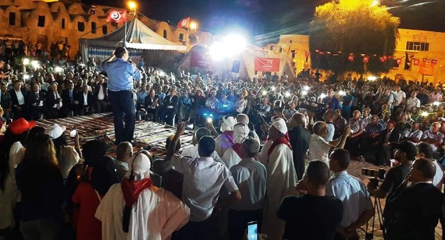 Tunisie – VIDEO : Chahed débute sa campagne en allant à la rencontre des citoyens du sud tunisien