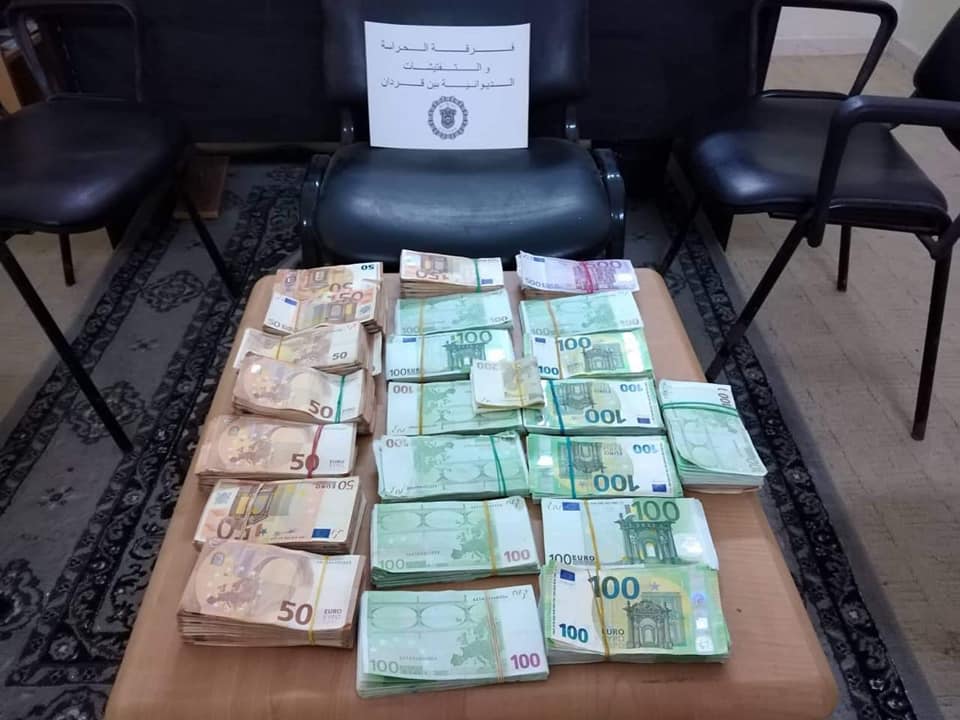 Tunisie Sept tentatives de trafic de devises portant sur plus de 250.000 dinars déjouées à l’aéroport de Tunis-Carthage