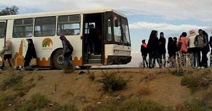 Tunisie: Des habitants de Haffouz retiennent un bus pour protester contre l’absence de moyen transport scolaire pour leurs enfants