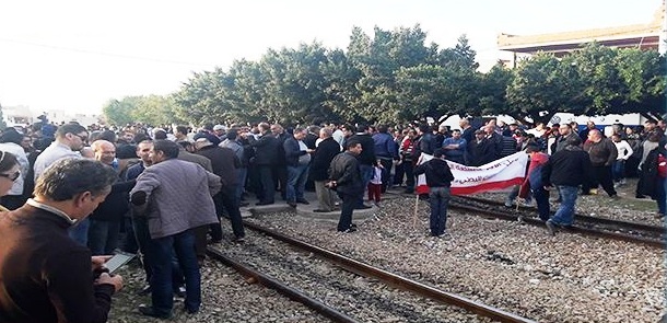 Tunisie : Hammamet : Les citoyens bloquent la voie ferrée qui traverse la ville