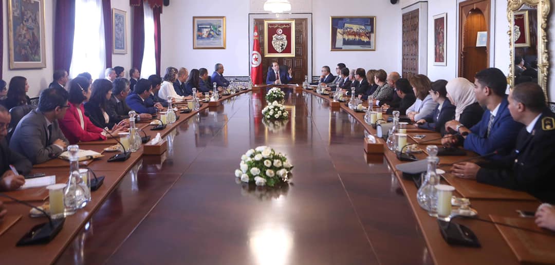 [photos]Le chef du gouvernement reçoit le groupe qui a travaillé sur le dossier de la sortie de la Tunisie de la liste noire du GAFI