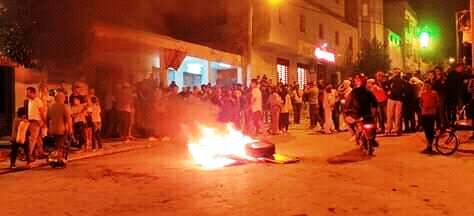 Tunisie – VIDEO : Manifestations à Douar Hicher où on soupçonne un trafic des résultats des élections au profit d’Ennahdha