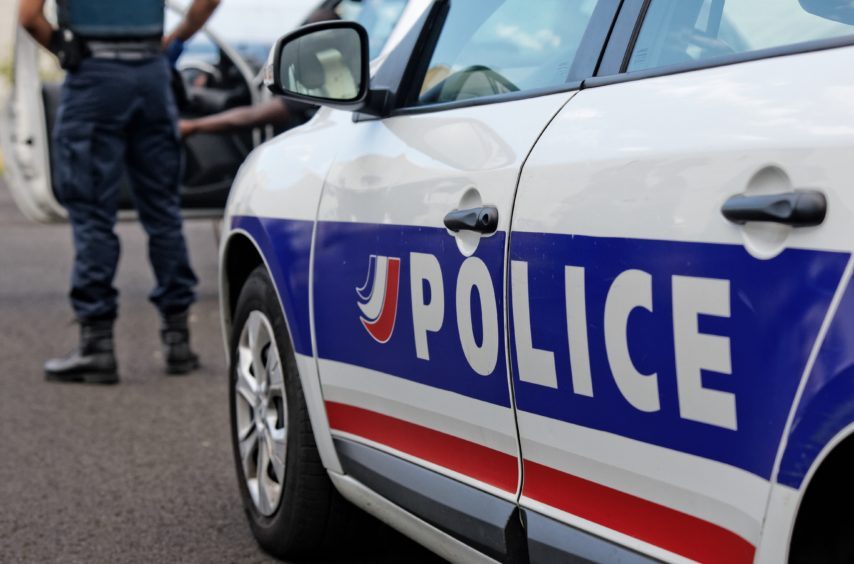 Attaque au couteau contre des policiers à Paris, assaillant tué et mort d’un policier