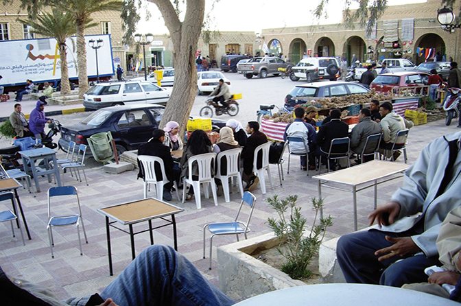 Tunisie: Des propriétaires de cafés recourent à la justice pour refuser les amendes concernant l’exploitation des biens publics