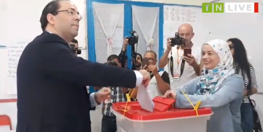 Tunisie – VIDEO : Le chef du gouvernement accomplit son devoir de vote