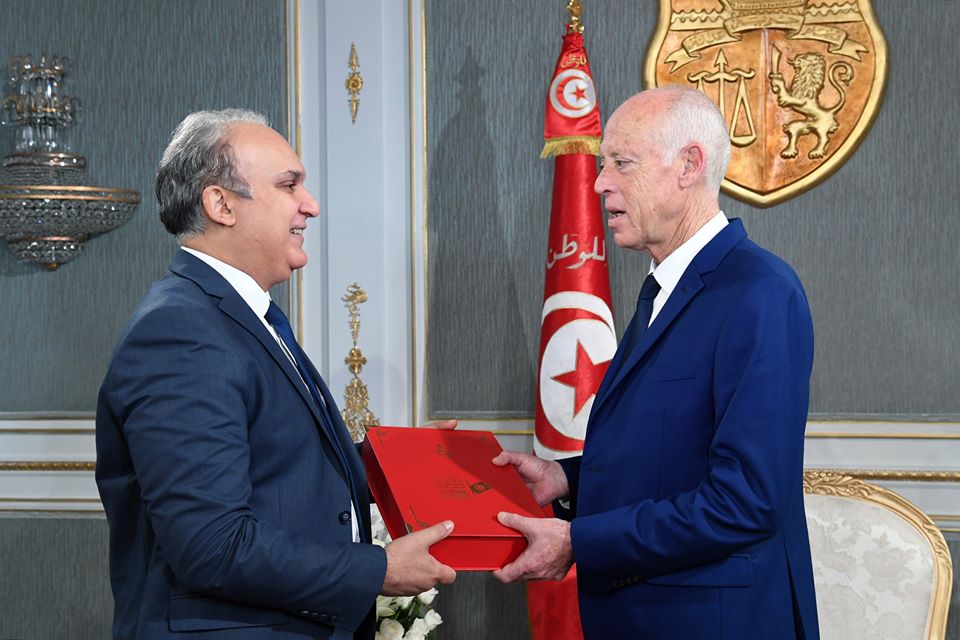 Tunisie [Vidéo]: Nabil Baffoun remet au président de la République le rapport de l’ISIE sur les élections municipales