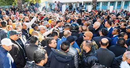 Tunisie – VIDEO : Kaïs Saïed rencontre les sit-inneurs devant le gouvernorat du Kef