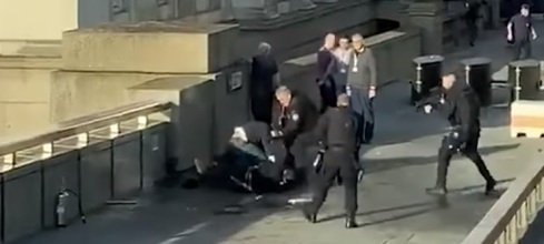 Londres : VIDEO : Attaque terroriste au couteau : Plusieurs blessés… L’agresseur abattu par la police