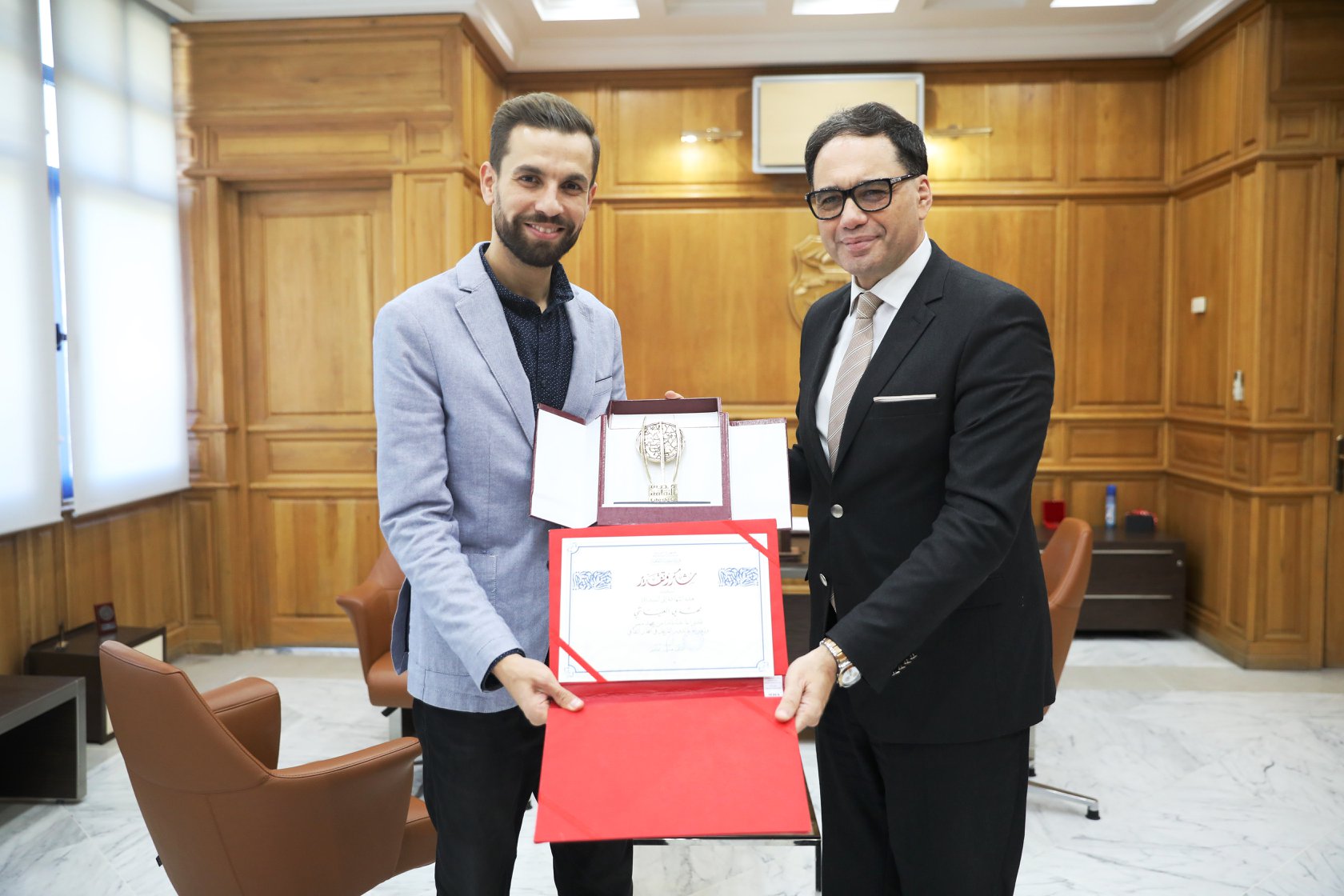 Tunisie : [photos] Mehdi Ayachi reçoit le bouclier national de la Culture
