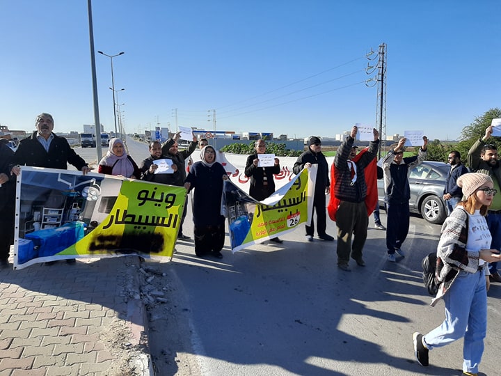 Tunisie [Photos]: Des protestataires ferment la route reliant Kairouan au Sud du pays