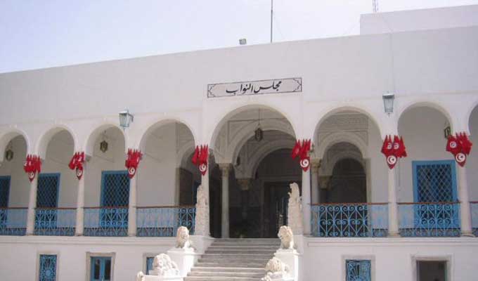 Tunisie :  Des enseignants suppléants observent un mouvement de protestation devant l’ARP