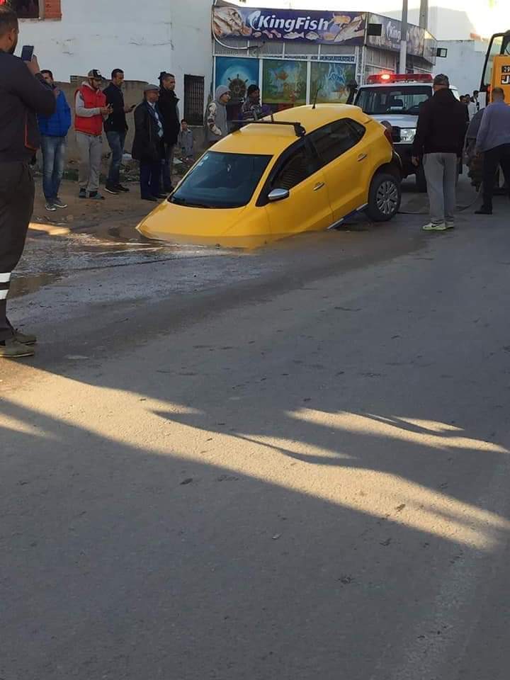 Tunisie [Photos]: Chute spectaculaire d’un taxi dans une fosse à Sousse