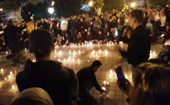 Tunisie – Groupement, en ce moment, de jeunes à l’avenue Bourguiba, à la mémoire des victimes de l’accident du bus
