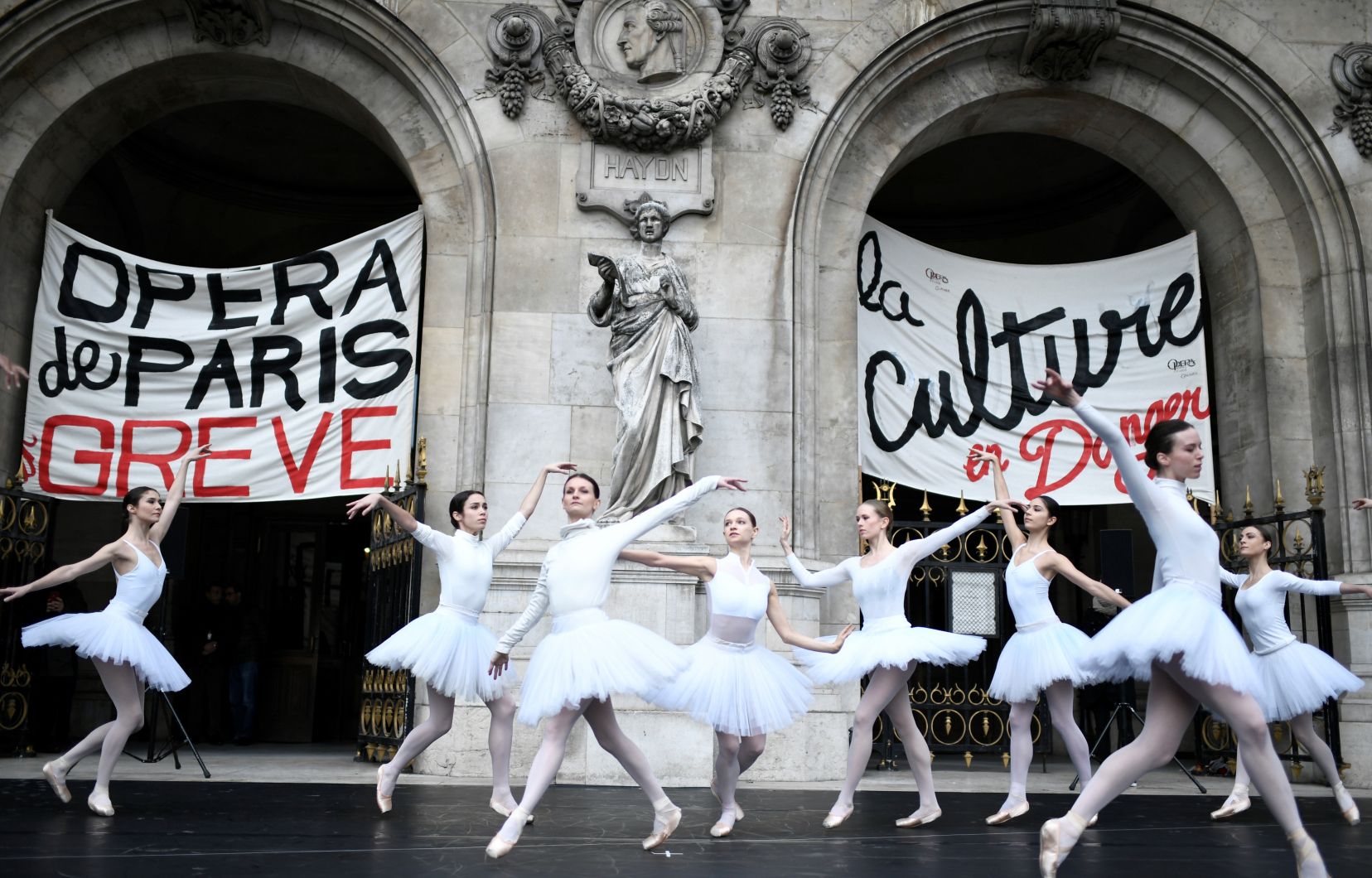 France : Des ballerines de l’opéra de Paris protestent à leur façon