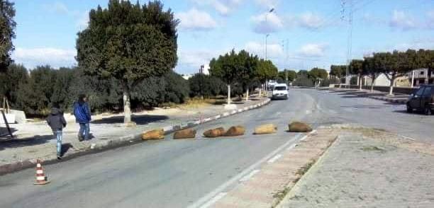 Tunisie – IMAGES : Blocage de la route GP3 menant à Gafsa