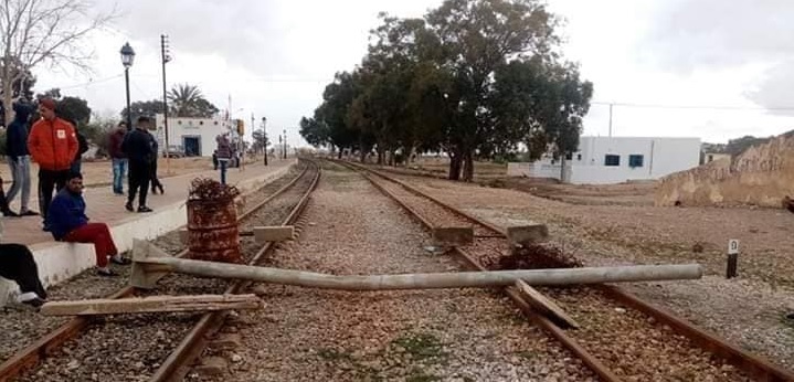 Tunisie – IMAGES : Des passagers de la ligne 13 de la SNCFT bloqués à cause d’un sit-in à Mazzouna