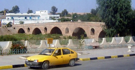 Tunisie – Medjez El Bab : Des voitures de sécuritaires cassées, et la maison de l’un d’eux marquée par de la peinture rouge