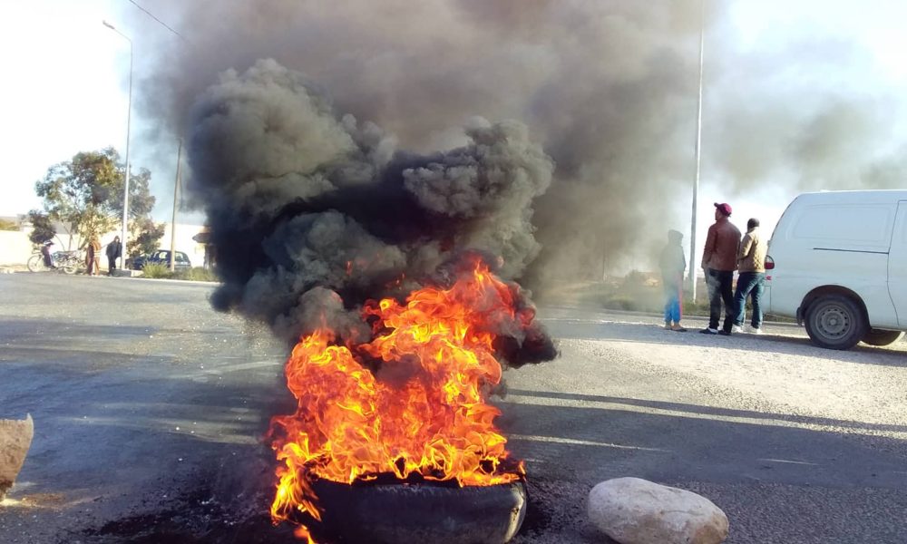 Tunisie : [photos] Sidi Makhlouf : Des habitants protestent contre les accidents de la route fréquents dans leur région