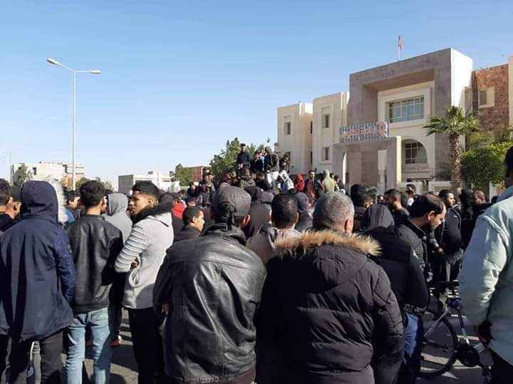 Tunisie :[photos] Les manifestants d’El Kamour pénètrent dans le siège du gouvernorat de Tataouine