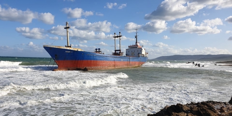 Tunisie: Un navire togolais en provenance d’Algérie chavire sur une plage à Bizerte
