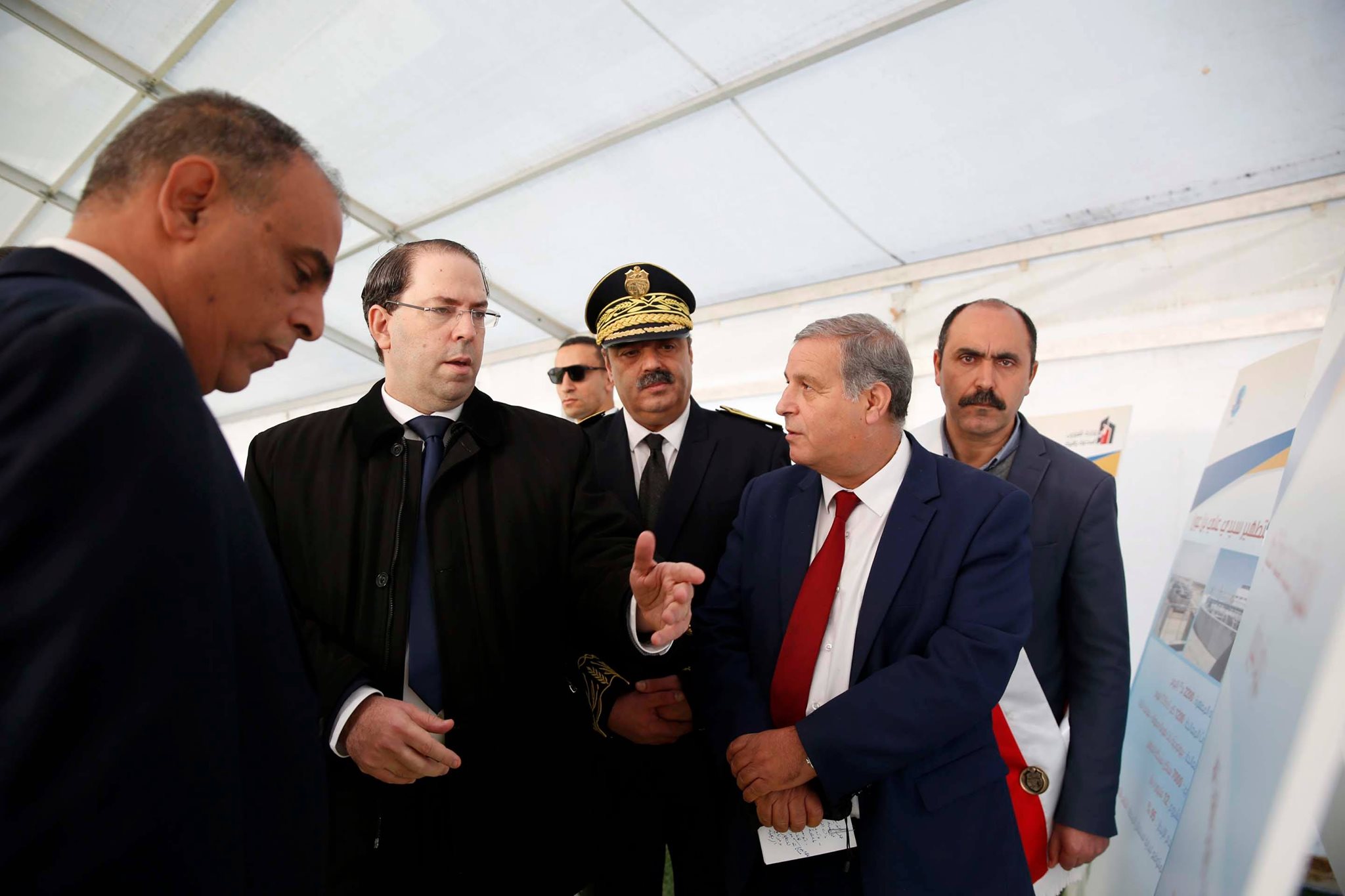 Tunisie : [photos] Youssef Chahed inspecte le projet de déviation des eaux traitées des stations d’assainissement vers la mer à Kaalet Landalous