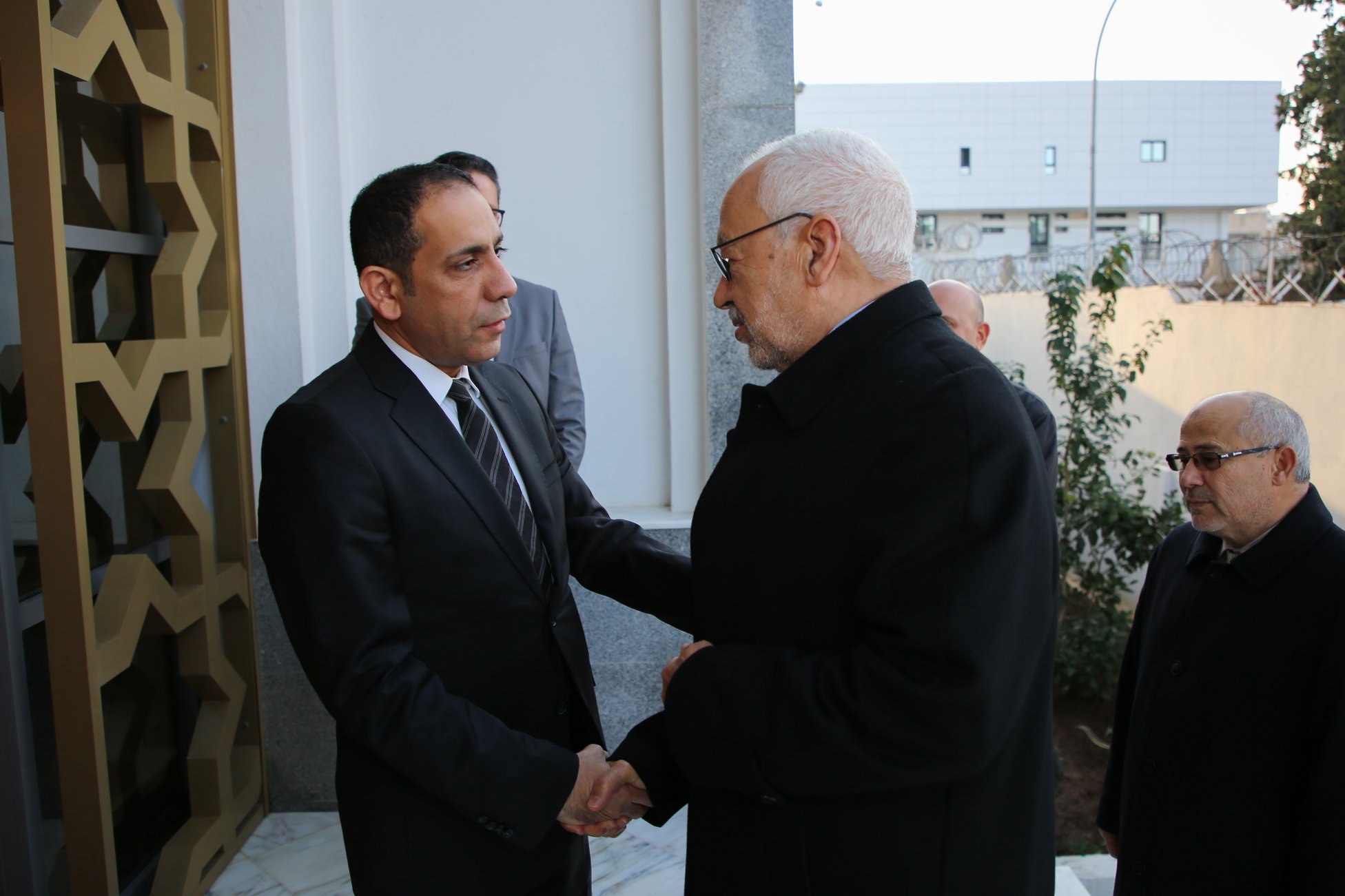 Tunisie :[photos] Rached Ghanouchi se rend à l’ambassade d’Oman pour présenter ses condoléances
