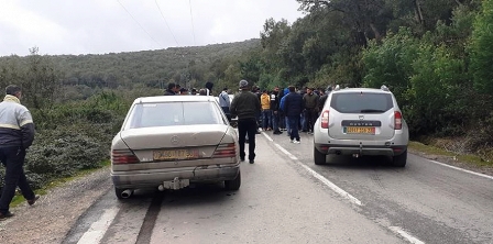 Tunisie – Des citoyens algériens bloquent le passage frontalier d’Oum Tboul