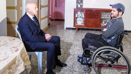 Tunisie – Kaïs Saïed rend visite à un blessé de la Révolution