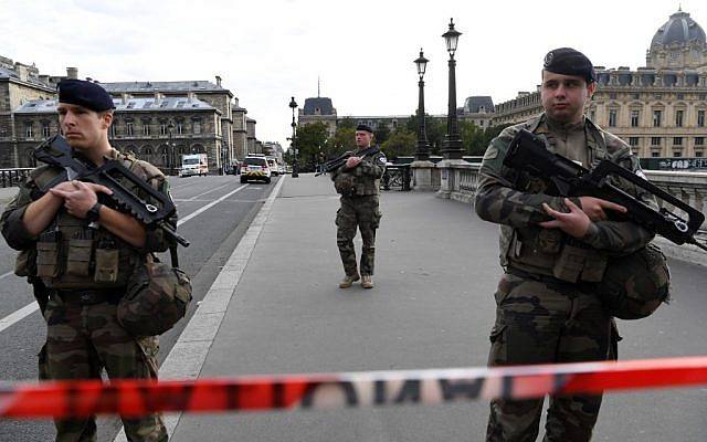 France: Un homme poignarde des passants près de Paris