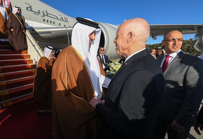 Kaïs Saïed accueille l’Emir du Qatar Cheikh Tamim Al Thani à son arrivée à l’aéroport Tunis-Carthage