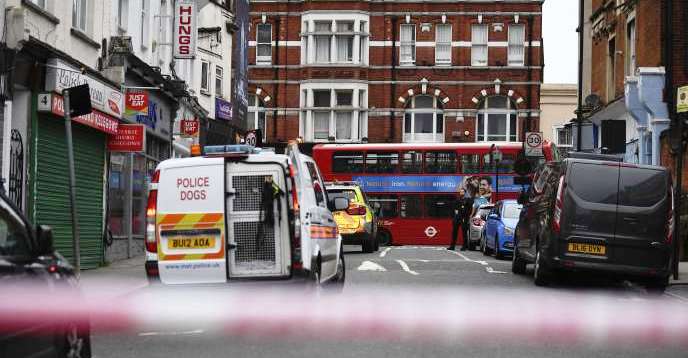Trois personnes blessées et l’assaillant tué dans une attaque au couteau à Londres. Scotland Yard parle d’un attentat terroriste