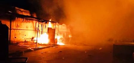 Tunisie – IMAGES : Un incendie ravage le marché des meubles à Mellassine