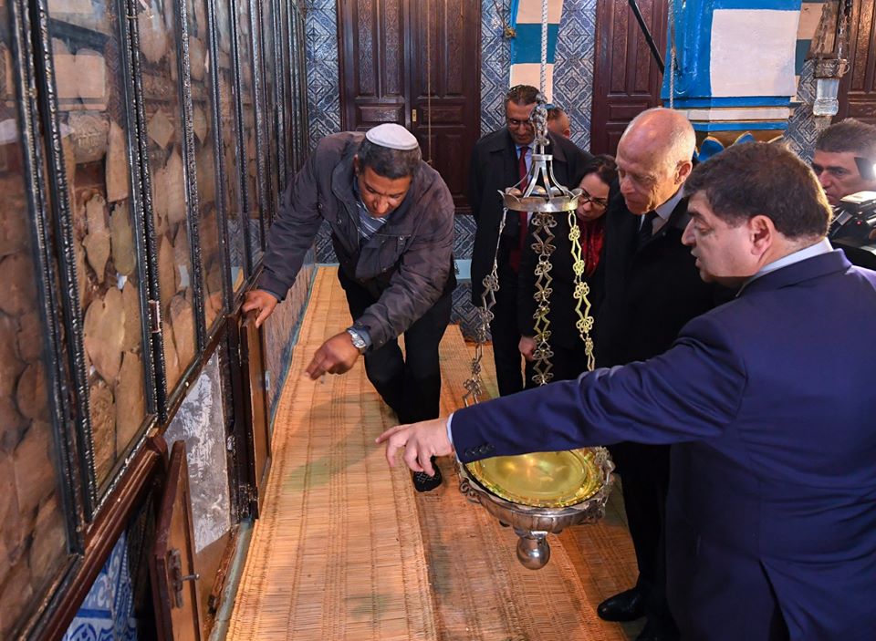 Tunisie [photos] : Accompagné de René Trablesi, Kais Saïed visite la synagogue de la Gheriba