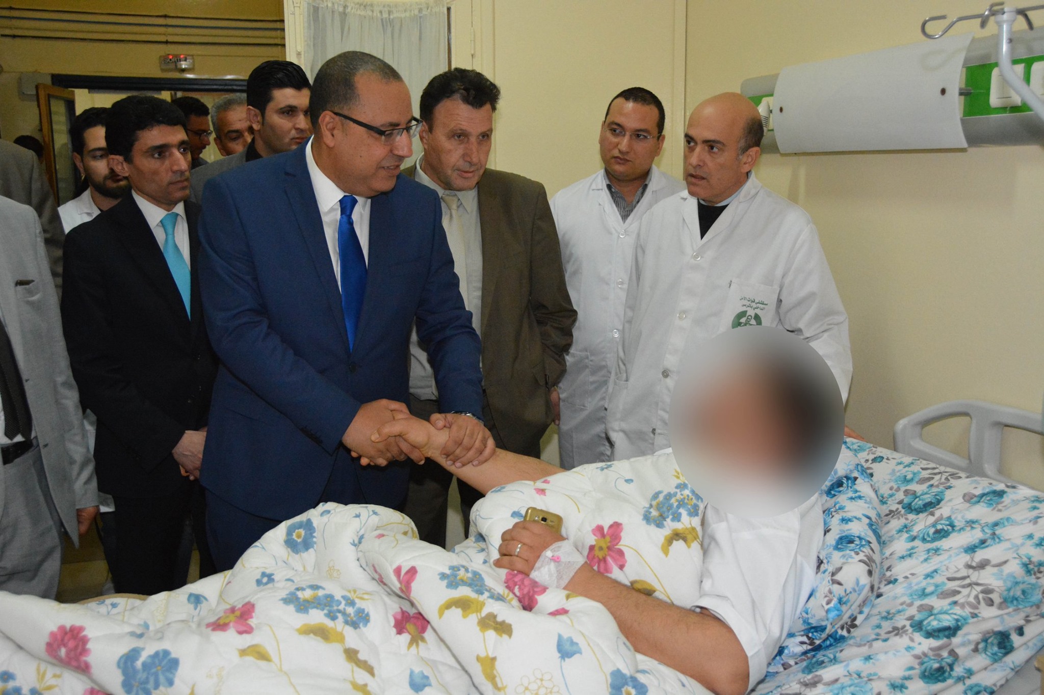 Tunisie : Le ministre de l’Intérieur rend visite aux blessés de l’attentat suicide
