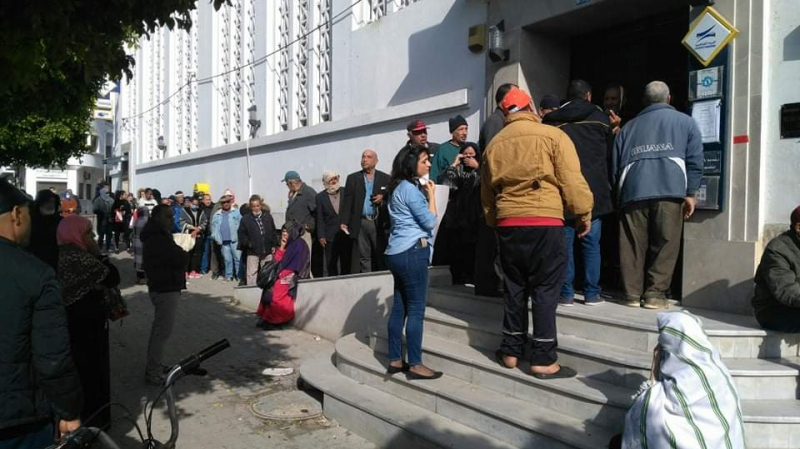 Tunisie: Foule de citoyens devant les bureaux de la Poste, appel du PDG