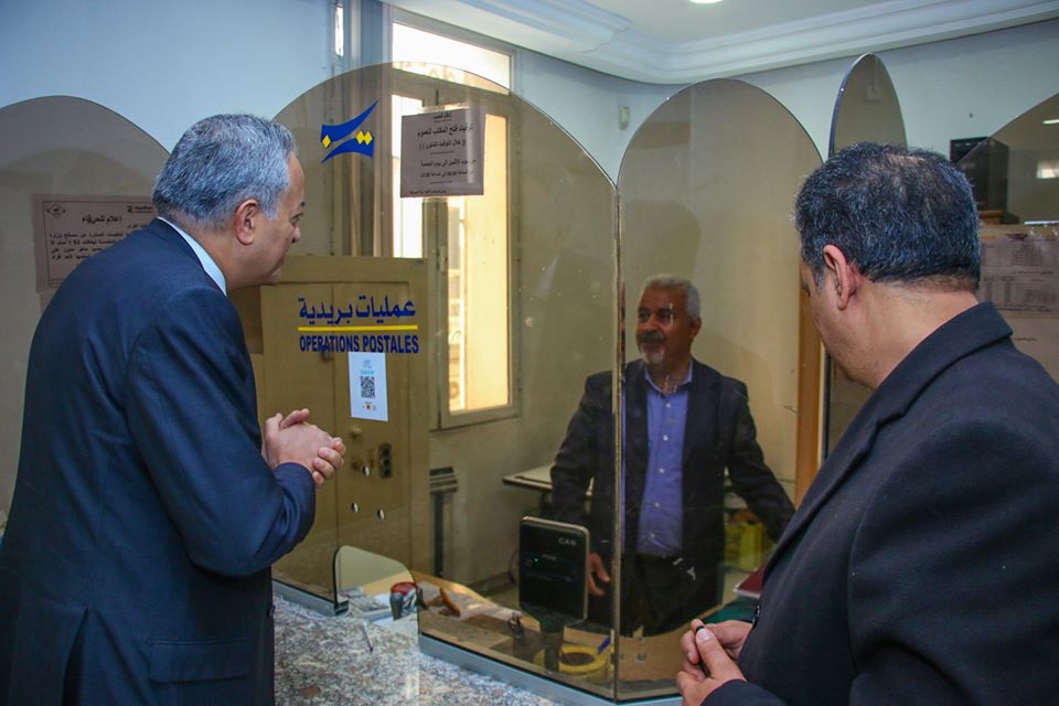 Lutte contre le coronavirus : Fadhel Kraïem visite l’un des bureaux de poste