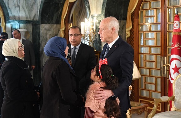 Tunisie: Kaïs Saïed honore les familles du Martyr Taoufik Missaoui et des blessés de l’attentat terroriste