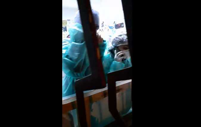 Tunisie [Vidéo]: Un patient soupçonné de coronavirus, reçoit les premiers secours par la fenêtre de l’hôpital Habib Bourguiba à Sfax