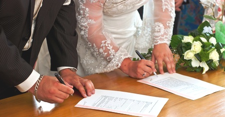 Tunisie : Seulement 4 personnes, dont les mariés, sont autorisées à assister à la signature des contrats de mariage dans la municipalité de Dhehiba