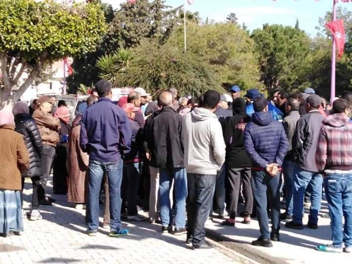 [photos+vidéo] Des citoyens protestent devant le siège de la délégation de la cité Ettadhamon