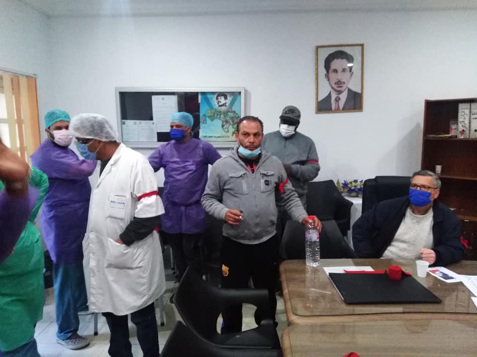 Sfax : [photos] Les agents de l’hôpital universitaire Habib Bourguiba portent les brassards rouges en solidarité avec leurs collègues