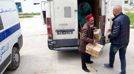 Tunisie : IMAGES: Mehdi Ben Gharbia poursuit la distribution des aides au profit des hôpitaux de la région