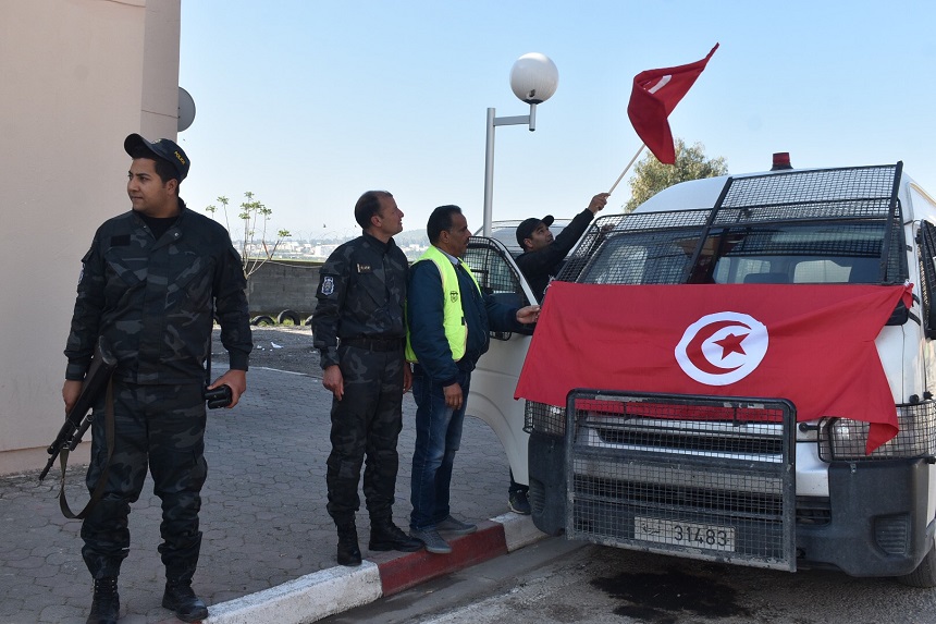Tunisie: Des unités d’intervention de la Police de Béja désinfectent les rues