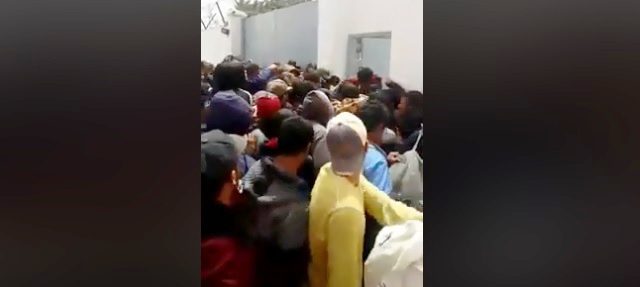 URGENT : Ras Jedir : VIDEO : 650 tunisiens retenus en Libye forcent le passage frontalier