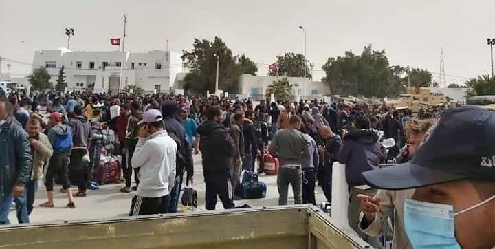 Tunisie – IMAGES: Les tunisiens qui ont forcé le passage frontalier de Ras Jedir