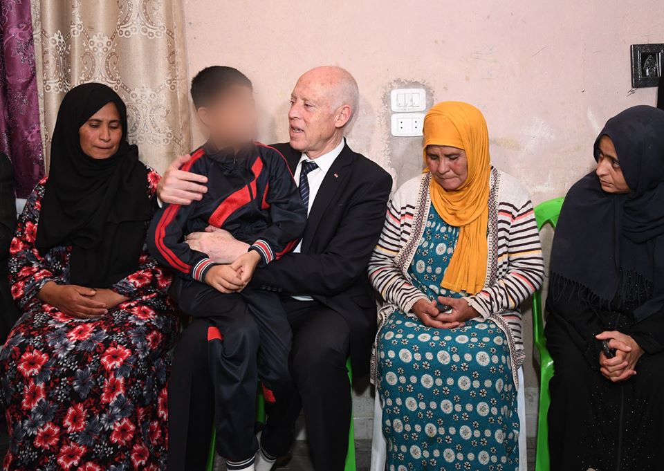 Tunisie: Kaïs Saïed rend visite à la famille du martyr de la révolution Tarek Dziri