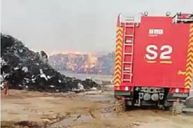 Tunisie: Les pompiers arrivent à bout de l’incendie de l’usine de papier à Enfidha