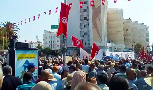 Tunisie: Des chômeurs et des propriétaires de taxis “Louage” protestent devant le siège de l’ARP