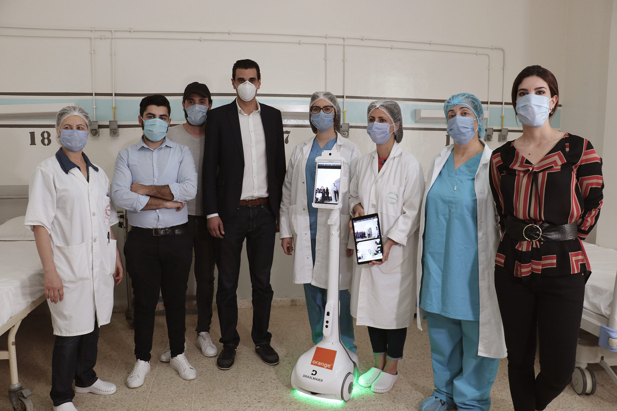 Enova, Orange Tunisie et Dräxlmaier : Le robot Zourni déployé à l’hôpital Abderrahman Mami pour rapprocher les malades de leurs familles