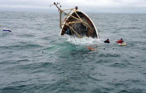 Tunisie: Repêchage d’un corps et 12 secourus après le naufrage d’un bateau de migrants au large de Sfax